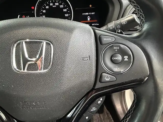 ホンダ ヴェゼル ハイブリッド Z ホンダセンシング 熊本県 2018(平30)年 9.8万km プラチナホワイトパール 4WD/ホンダセンシング/プッシュスタート/純正ナビ/（CD・DVD・フルセグTV・BTオーディオ・SD）/バックカメラ/ビルトインETC/ドライブレコーダー/純正17インチAW/レーダークルーズ/パドルシフト/レザー調シートカバー/前席シートヒーター/LEDヘッドライト/オートライト/LEDフォグライト/横滑り防止装置/ウィンカーミラー/純正フロアマット/純正ドアバイザー/新車保証書/取扱説明書/スマートスペアキー×1本