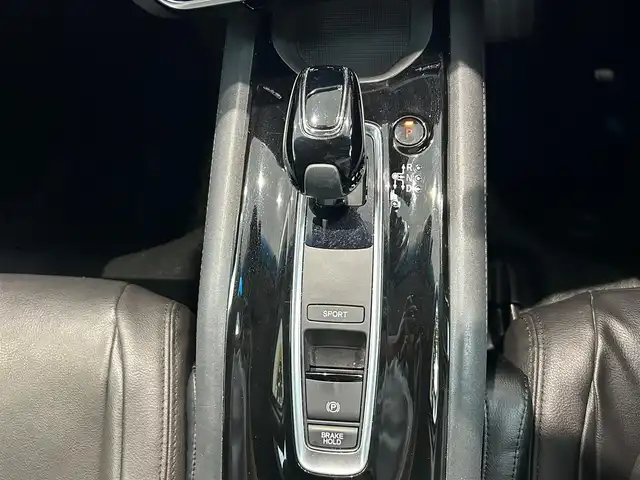 ホンダ ヴェゼル ハイブリッド Z ホンダセンシング 熊本県 2018(平30)年 9.8万km プラチナホワイトパール 4WD/ホンダセンシング/プッシュスタート/純正ナビ/（CD・DVD・フルセグTV・BTオーディオ・SD）/バックカメラ/ビルトインETC/ドライブレコーダー/純正17インチAW/レーダークルーズ/パドルシフト/レザー調シートカバー/前席シートヒーター/LEDヘッドライト/オートライト/LEDフォグライト/横滑り防止装置/ウィンカーミラー/純正フロアマット/純正ドアバイザー/新車保証書/取扱説明書/スマートスペアキー×1本