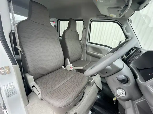 スズキ エブリイ PA 滋賀県 2024(令6)年 0.1万km スペリアホワイト 純正オーディオ/（AM/FM）/両側スライドドア/プリクラッシュブレーキアシスト/横滑り防止装置/レーンキープアシスト/コーナーセンサー/アイドリングストップ/ヘッドライトレベリング/オートライト/オートマチックハイビーム/ハロゲンヘッドライト/シガーソケット/純正フロアマット/後席フルフラットシート/マニュアルエアコン/マニュアルウインドウ/パワーステアリング