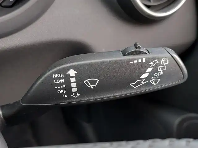 アウディ Ａ１ SB 1．0TFSI 東京都 2015(平27)年 2.2万km キャンディホワイト 純正ＨＤＤナビ/フルセグＴＶ/障害物センサー/ＨＩＤライト/ＥＴＣ/純正アルミホイール/横滑り防止装置