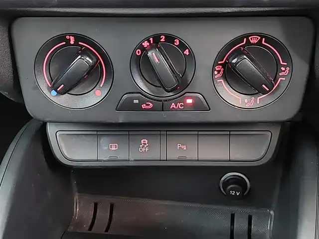 アウディ Ａ１ SB 1．0TFSI 東京都 2015(平27)年 2.2万km キャンディホワイト 純正ＨＤＤナビ/フルセグＴＶ/障害物センサー/ＨＩＤライト/ＥＴＣ/純正アルミホイール/横滑り防止装置