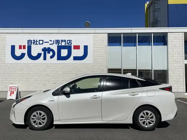 トヨタ プリウス S 佐賀県 2016(平28)年 14.4万km ホワイトパールクリスタルシャイン こちらは現金またはオートローンご利用時の価格です/自社ローンご希望の方は別途その旨お申付け下さい/禁煙車　/衝突軽減ブレーキ　　/ＬＥＤ　/純正ナビ ワンセグＴＶ　　/ＢＴオーディオ ＣＤ　/バックカメラ　/ビルトインＥＴＣ