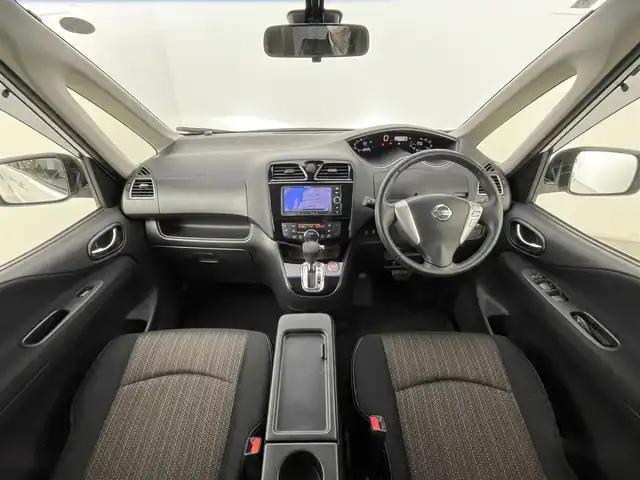 日産 セレナ ハイウェイスター 道央・札幌 2014(平26)年 6.7万km ブリリアントホワイトパール ・４WD/・社外メモリーナビ（AVIC-MRZ099W）/　CD/DVD/SD/BT/フルセグTV/・バックカメラ/・10.2V 型ワイドVGAフリップダウンモニター（TVM-FW1010）/・エンジンスターター/・衝突被害軽減ブレーキ/・レーンキープアシスト/・横滑り防止装置/・クルーズコントロール/・ECO MODE/・アイドリングストップ/・両側パワースライドドア/・オートライト/・キセノンヘッドライト/・フロントフォグランプ/・ドアミラーウィンカー/・ドアバイザー/・シートバックテーブル/・２列目格納式サンシェード/・純正フロアマット/・純正１５インチAW（現着夏タイヤ）/・積込純正１５インチAW（冬195/65R15 残8mm）/・プッシュスタート/・スマートキー/・スペアキー