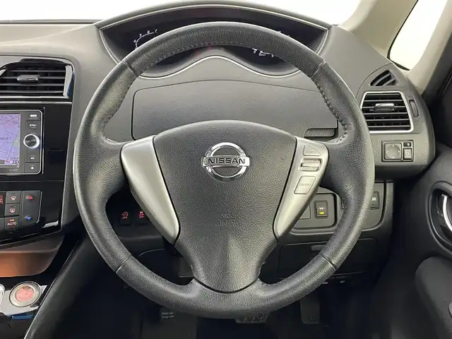 日産 セレナ ハイウェイスター 道央・札幌 2014(平26)年 6.7万km ブリリアントホワイトパール ・４WD/・社外メモリーナビ（AVIC-MRZ099W）/　CD/DVD/SD/BT/フルセグTV/・バックカメラ/・10.2V 型ワイドVGAフリップダウンモニター（TVM-FW1010）/・エンジンスターター/・衝突被害軽減ブレーキ/・レーンキープアシスト/・横滑り防止装置/・クルーズコントロール/・ECO MODE/・アイドリングストップ/・両側パワースライドドア/・オートライト/・キセノンヘッドライト/・フロントフォグランプ/・ドアミラーウィンカー/・ドアバイザー/・シートバックテーブル/・２列目格納式サンシェード/・純正フロアマット/・純正１５インチAW（現着夏タイヤ）/・積込純正１５インチAW（冬195/65R15 残8mm）/・プッシュスタート/・スマートキー/・スペアキー