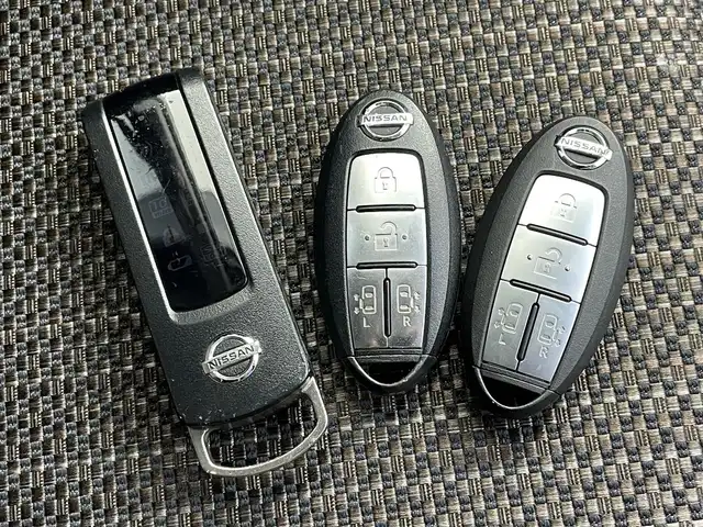 日産 セレナ ハイウェイスター 道央・札幌 2014(平26)年 6.7万km ブリリアントホワイトパール ・４WD/・社外メモリーナビ（AVIC-MRZ099W）/　CD/DVD/SD/BT/フルセグTV/・バックカメラ/・10.2V 型ワイドVGAフリップダウンモニター（TVM-FW1010）/・エンジンスターター/・衝突被害軽減ブレーキ/・レーンキープアシスト/・横滑り防止装置/・クルーズコントロール/・ECO MODE/・アイドリングストップ/・両側パワースライドドア/・オートライト/・キセノンヘッドライト/・フロントフォグランプ/・ドアミラーウィンカー/・ドアバイザー/・シートバックテーブル/・２列目格納式サンシェード/・純正フロアマット/・純正１５インチAW（現着夏タイヤ）/・積込純正１５インチAW（冬195/65R15 残8mm）/・プッシュスタート/・スマートキー/・スペアキー