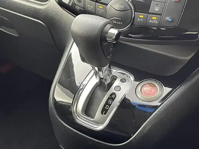 日産 セレナ ハイウェイスター 道央・札幌 2014(平26)年 6.7万km ブリリアントホワイトパール ・４WD/・社外メモリーナビ（AVIC-MRZ099W）/　CD/DVD/SD/BT/フルセグTV/・バックカメラ/・10.2V 型ワイドVGAフリップダウンモニター（TVM-FW1010）/・エンジンスターター/・衝突被害軽減ブレーキ/・レーンキープアシスト/・横滑り防止装置/・クルーズコントロール/・ECO MODE/・アイドリングストップ/・両側パワースライドドア/・オートライト/・キセノンヘッドライト/・フロントフォグランプ/・ドアミラーウィンカー/・ドアバイザー/・シートバックテーブル/・２列目格納式サンシェード/・純正フロアマット/・純正１５インチAW（現着夏タイヤ）/・積込純正１５インチAW（冬195/65R15 残8mm）/・プッシュスタート/・スマートキー/・スペアキー