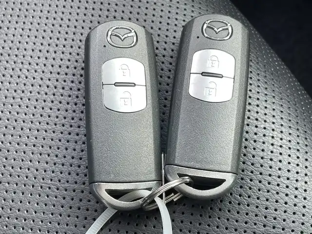 マツダ ＣＸ－３ XD Lパッケージ 佐賀県 2017(平29)年 5.9万km スノーフレイクホワイトパールマイカ 純正8インチSDナビゲーション/・フルセグTV/CD/DVD/USB/Bluetooth/バックカメラ/前後ドライブレコーダー/ETC/ヘッドアップディスプレイ/ハーフレザーシート/D席メモリー機能付パワーシート/DN席シートヒーター/ISOFIX対応/パドルシフト/革巻きステアリング/ステアリングヒーター/ステアリングリモコン/純正18インチアルミホイール/純正LEDヘッドライト/・オートマチックハイビーム/純正LEDフォグランプ/純正フロアマット/純正ドアバイザ―/新車保証書/取扱説明書/スペアキー１本/i-ACTIVSENSE/・アダプティブクルーズコントロール/・衝突軽減ブレーキ(SBS/SCBS)/・車線逸脱警報システム/・標識認識システム/・ブラインドスポットモニタリングシステム/・ドライバーアテンションアラート/・パーキングセンサーシステム