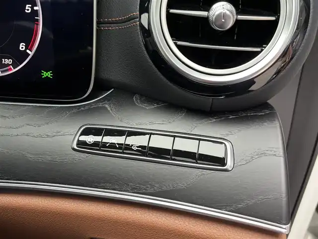 メルセデス・ベンツ Ｍ・ベンツ Ｅ２２０ｄ アバンギャルド AMGライン 和歌山県 2019(平31)年 5.3万km ダイヤモンドホワイト パノラマSR/エクスクルーシブパッケージ/エアバランスパッケージ/レーダーセーフティパッケージ/ブラウンレザー/ヘッドアップディスプレイ/オートテールゲート /Burmesterサウンド/純ナビ/３６０度カメラ/フルセグTV/アンビエントライト /キーレスゴー /パワーシート /シートヒーター/パドルシフト/LEDライト/ETC