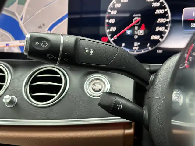 メルセデス・ベンツ Ｍ・ベンツ Ｅ２２０ｄ アバンギャルド AMGライン 和歌山県 2019(平31)年 5.3万km ダイヤモンドホワイト パノラマSR/エクスクルーシブパッケージ/エアバランスパッケージ/レーダーセーフティパッケージ/ブラウンレザー/ヘッドアップディスプレイ/オートテールゲート /Burmesterサウンド/純ナビ/３６０度カメラ/フルセグTV/アンビエントライト /キーレスゴー /パワーシート /シートヒーター/パドルシフト/LEDライト/ETC