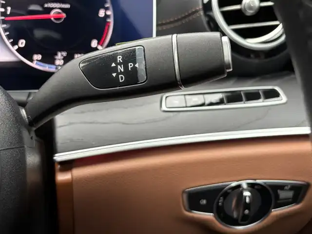 メルセデス・ベンツ Ｍ・ベンツ Ｅ２２０ｄ アバンギャルド AMGライン 和歌山県 2019(平31)年 5.3万km ダイヤモンドホワイト パノラマSR/エクスクルーシブパッケージ/エアバランスパッケージ/レーダーセーフティパッケージ/ブラウンレザー/ヘッドアップディスプレイ/オートテールゲート /Burmesterサウンド/純ナビ/３６０度カメラ/フルセグTV/アンビエントライト /キーレスゴー /パワーシート /シートヒーター/パドルシフト/LEDライト/ETC