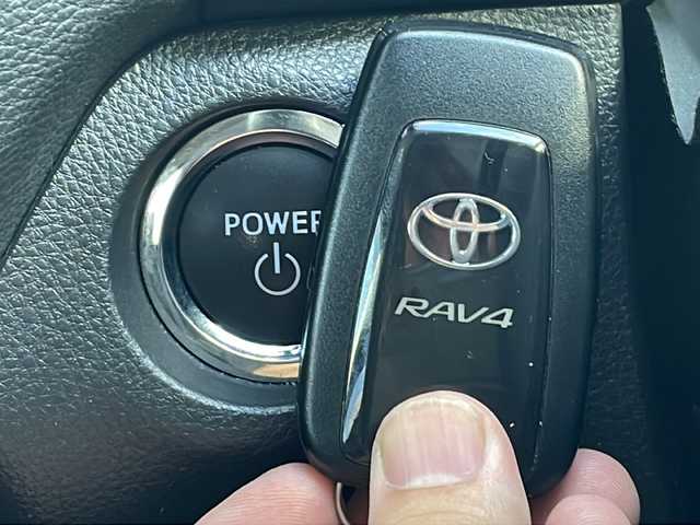 トヨタ ＲＡＶ４ ハイブリッド アドベンチャー 鳥取県 2024(令6)年 2.9万km グレーメタリック ワンオーナー/オールモード４WD/マッドグレー１９AW/スマートキーx2個/サンルーフ/レザーシート/メーカーナビゲーション/デジタルインナーミラー/ドライブレコーダー/プリクラッシュセーフティ/アダクティブクルーズ/レーンデパーチャー/ブラインドスポット/インテリソナー/全方位カメラ/オートハイビーム/GPSレーダー/フルセグ・Bluetooth/ミラーキャスト・USB/前席エアーシート/ハンドルヒーター/前席パワーシート（D席メモリ）/フル液晶ディスプレイ/AC100V電源/フィッシングロッドスタンド/アウトドアフロアマット/オートリトラクトミラー/カップホルダー/２０ETC/保証書・取説