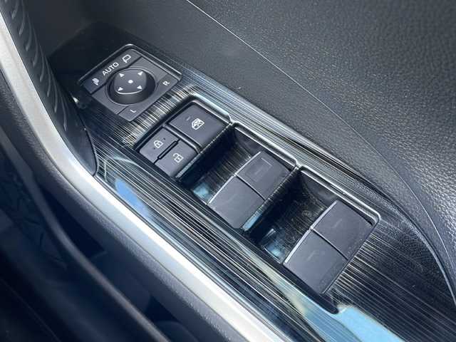 トヨタ ＲＡＶ４ ハイブリッド アドベンチャー 鳥取県 2024(令6)年 2.9万km グレーメタリック ワンオーナー/オールモード４WD/マッドグレー１９AW/スマートキーx2個/サンルーフ/レザーシート/メーカーナビゲーション/デジタルインナーミラー/ドライブレコーダー/プリクラッシュセーフティ/アダクティブクルーズ/レーンデパーチャー/ブラインドスポット/インテリソナー/全方位カメラ/オートハイビーム/GPSレーダー/フルセグ・Bluetooth/ミラーキャスト・USB/前席エアーシート/ハンドルヒーター/前席パワーシート（D席メモリ）/フル液晶ディスプレイ/AC100V電源/フィッシングロッドスタンド/アウトドアフロアマット/オートリトラクトミラー/カップホルダー/２０ETC/保証書・取説