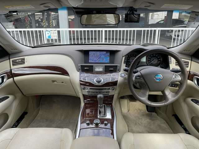 日産 フーガ ハイブリッド 神奈川県 2021(令3)年 7.6万km 茶Ｍ 純正HDDナビ/・DTV/CD/DVD/MSV/BT/USB							/アランドビューモニター/BOSEサウンドシステム/レザーシート/前席シートヒーター/エアシート/前席パワーシート/助手席パワーオットマン機構/ビルトインETC/インテリジェントエマージェンシーブレーキ/インテリジェントクルーズコントロール/車線逸脱防止支援システム/後側方衝突防止支援システム/後退時衝突防止支援システム		/革巻きステアリング				/純正18インチAW/オートライト/純正LEDヘッドライト				/フォグランプ			/プッシュEgスタート/ストップ				/インテリジェントキー×2					/ターンランプ付電動格納ドアミラー/純正フロアマット/取扱説明書/ナビ取扱説明書/整備手帳