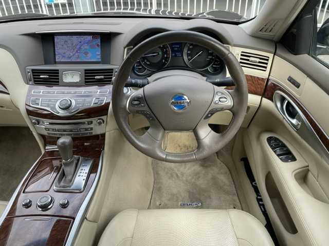 日産 フーガ ハイブリッド 神奈川県 2021(令3)年 7.6万km 茶Ｍ 純正HDDナビ/・DTV/CD/DVD/MSV/BT/USB							/アランドビューモニター/BOSEサウンドシステム/レザーシート/前席シートヒーター/エアシート/前席パワーシート/助手席パワーオットマン機構/ビルトインETC/インテリジェントエマージェンシーブレーキ/インテリジェントクルーズコントロール/車線逸脱防止支援システム/後側方衝突防止支援システム/後退時衝突防止支援システム		/革巻きステアリング				/純正18インチAW/オートライト/純正LEDヘッドライト				/フォグランプ			/プッシュEgスタート/ストップ				/インテリジェントキー×2					/ターンランプ付電動格納ドアミラー/純正フロアマット/取扱説明書/ナビ取扱説明書/整備手帳