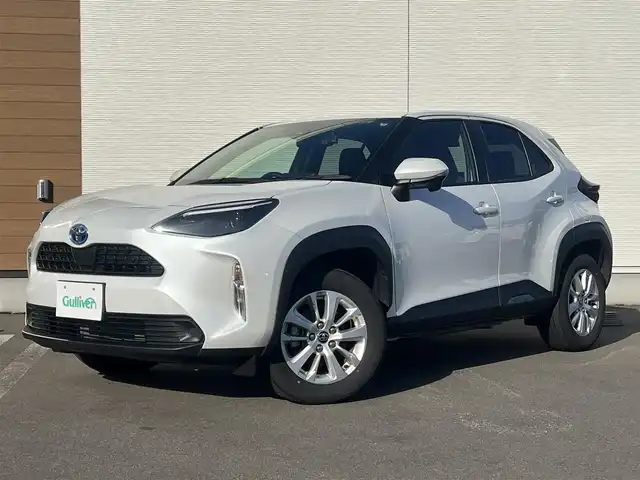 トヨタ ヤリスクロス ハイブリッド G 秋田県 2022(令4)年 3.8万km プラチナホワイトパールマイカ ４WD/衝突軽減システム/純正メモリナビ（BT/AM/FM/USB）/バックカメラ/トヨタ純正１６インチアルミ（夏タイヤ装着）/スマートキー/アイドリングストップ/プッシュスタート/クルーズコントロール追従走行有/レーンキープアシスト/コーナーセンサー/オートマチックハイビーム/ダウンヒルアシストコントロール/ステアリングスイッチ/ETC/ドライブレコーダー/センターデフロック/電動パーキングブレーキ/オートブレーキホールド機能/社外フロアマット/オートライト/オートエアコン/パワーステアリング/パワーウィンドウ/ヘッドライトレベライザー/横滑り防止/盗難防止装置/寒冷地仕様/電動格納ウィンカーミラー/スペアキー×１