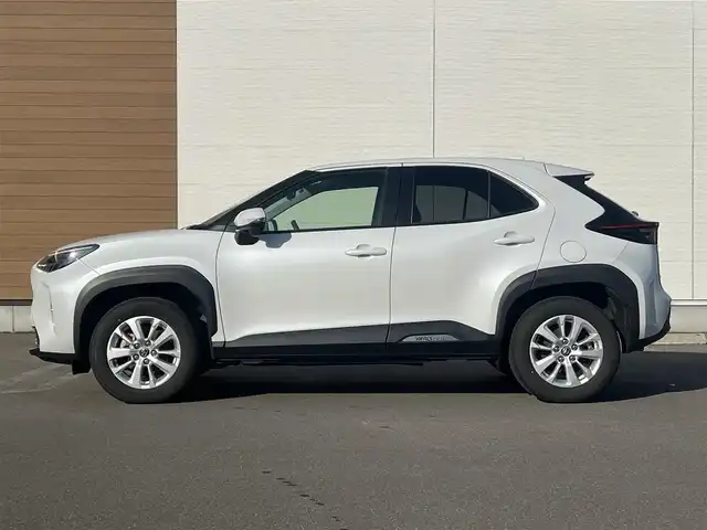 トヨタ ヤリスクロス ハイブリッド G 秋田県 2022(令4)年 3.8万km プラチナホワイトパールマイカ ４WD/衝突軽減システム/純正メモリナビ（BT/AM/FM/USB）/バックカメラ/トヨタ純正１６インチアルミ（夏タイヤ装着）/スマートキー/アイドリングストップ/プッシュスタート/クルーズコントロール追従走行有/レーンキープアシスト/コーナーセンサー/オートマチックハイビーム/ダウンヒルアシストコントロール/ステアリングスイッチ/ETC/ドライブレコーダー/センターデフロック/電動パーキングブレーキ/オートブレーキホールド機能/社外フロアマット/オートライト/オートエアコン/パワーステアリング/パワーウィンドウ/ヘッドライトレベライザー/横滑り防止/盗難防止装置/寒冷地仕様/電動格納ウィンカーミラー/スペアキー×１