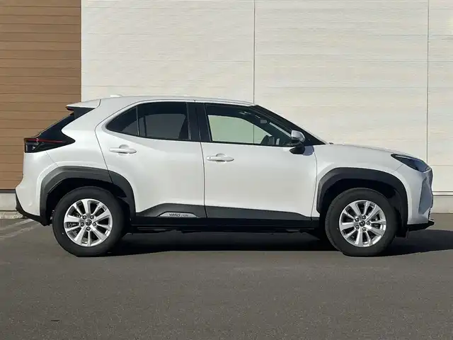 トヨタ ヤリスクロス ハイブリッド G 秋田県 2022(令4)年 3.8万km プラチナホワイトパールマイカ ４WD/衝突軽減システム/純正メモリナビ（BT/AM/FM/USB）/バックカメラ/トヨタ純正１６インチアルミ（夏タイヤ装着）/スマートキー/アイドリングストップ/プッシュスタート/クルーズコントロール追従走行有/レーンキープアシスト/コーナーセンサー/オートマチックハイビーム/ダウンヒルアシストコントロール/ステアリングスイッチ/ETC/ドライブレコーダー/センターデフロック/電動パーキングブレーキ/オートブレーキホールド機能/社外フロアマット/オートライト/オートエアコン/パワーステアリング/パワーウィンドウ/ヘッドライトレベライザー/横滑り防止/盗難防止装置/寒冷地仕様/電動格納ウィンカーミラー/スペアキー×１