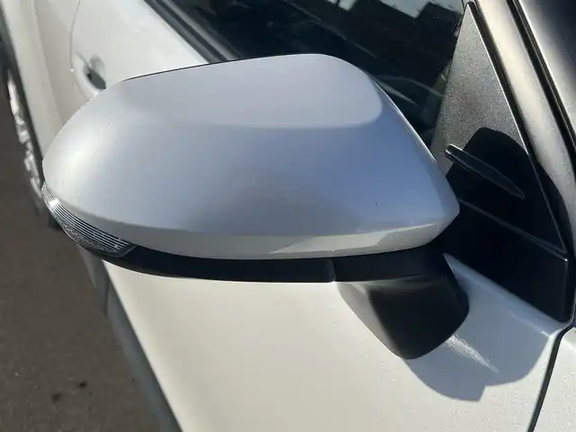 トヨタ ヤリスクロス ハイブリッド G 秋田県 2022(令4)年 3.8万km プラチナホワイトパールマイカ ４WD/衝突軽減システム/純正メモリナビ（BT/AM/FM/USB）/バックカメラ/トヨタ純正１６インチアルミ（夏タイヤ装着）/スマートキー/アイドリングストップ/プッシュスタート/クルーズコントロール追従走行有/レーンキープアシスト/コーナーセンサー/オートマチックハイビーム/ダウンヒルアシストコントロール/ステアリングスイッチ/ETC/ドライブレコーダー/センターデフロック/電動パーキングブレーキ/オートブレーキホールド機能/社外フロアマット/オートライト/オートエアコン/パワーステアリング/パワーウィンドウ/ヘッドライトレベライザー/横滑り防止/盗難防止装置/寒冷地仕様/電動格納ウィンカーミラー/スペアキー×１