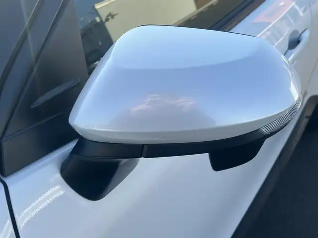 トヨタ ヤリスクロス ハイブリッド G 秋田県 2022(令4)年 3.8万km プラチナホワイトパールマイカ ４WD/衝突軽減システム/純正メモリナビ（BT/AM/FM/USB）/バックカメラ/トヨタ純正１６インチアルミ（夏タイヤ装着）/スマートキー/アイドリングストップ/プッシュスタート/クルーズコントロール追従走行有/レーンキープアシスト/コーナーセンサー/オートマチックハイビーム/ダウンヒルアシストコントロール/ステアリングスイッチ/ETC/ドライブレコーダー/センターデフロック/電動パーキングブレーキ/オートブレーキホールド機能/社外フロアマット/オートライト/オートエアコン/パワーステアリング/パワーウィンドウ/ヘッドライトレベライザー/横滑り防止/盗難防止装置/寒冷地仕様/電動格納ウィンカーミラー/スペアキー×１