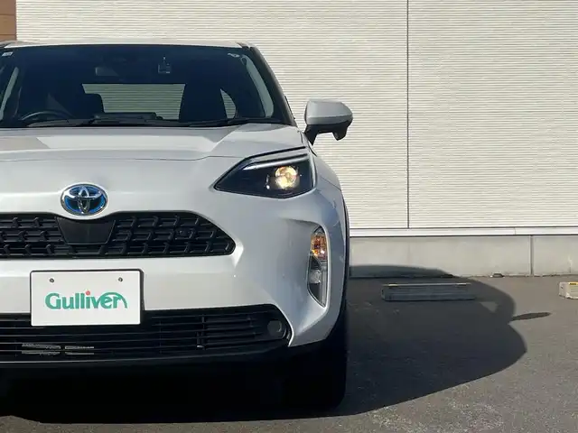 トヨタ ヤリスクロス ハイブリッド G 秋田県 2022(令4)年 3.8万km プラチナホワイトパールマイカ ４WD/衝突軽減システム/純正メモリナビ（BT/AM/FM/USB）/バックカメラ/トヨタ純正１６インチアルミ（夏タイヤ装着）/スマートキー/アイドリングストップ/プッシュスタート/クルーズコントロール追従走行有/レーンキープアシスト/コーナーセンサー/オートマチックハイビーム/ダウンヒルアシストコントロール/ステアリングスイッチ/ETC/ドライブレコーダー/センターデフロック/電動パーキングブレーキ/オートブレーキホールド機能/社外フロアマット/オートライト/オートエアコン/パワーステアリング/パワーウィンドウ/ヘッドライトレベライザー/横滑り防止/盗難防止装置/寒冷地仕様/電動格納ウィンカーミラー/スペアキー×１