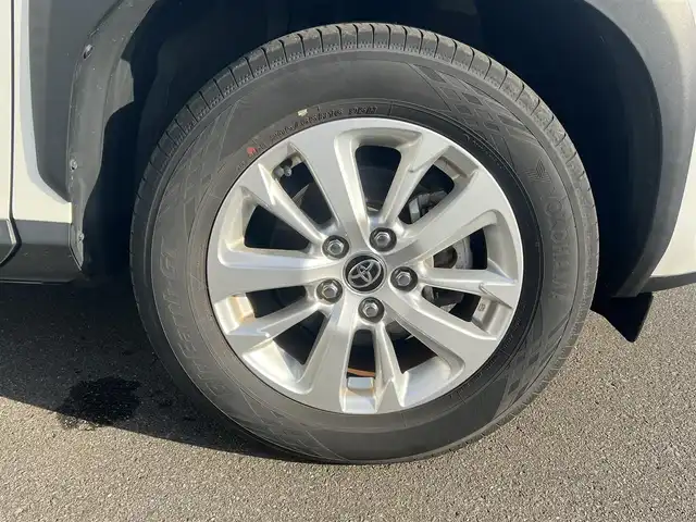 トヨタ ヤリスクロス ハイブリッド G 秋田県 2022(令4)年 3.8万km プラチナホワイトパールマイカ ４WD/衝突軽減システム/純正メモリナビ（BT/AM/FM/USB）/バックカメラ/トヨタ純正１６インチアルミ（夏タイヤ装着）/スマートキー/アイドリングストップ/プッシュスタート/クルーズコントロール追従走行有/レーンキープアシスト/コーナーセンサー/オートマチックハイビーム/ダウンヒルアシストコントロール/ステアリングスイッチ/ETC/ドライブレコーダー/センターデフロック/電動パーキングブレーキ/オートブレーキホールド機能/社外フロアマット/オートライト/オートエアコン/パワーステアリング/パワーウィンドウ/ヘッドライトレベライザー/横滑り防止/盗難防止装置/寒冷地仕様/電動格納ウィンカーミラー/スペアキー×１