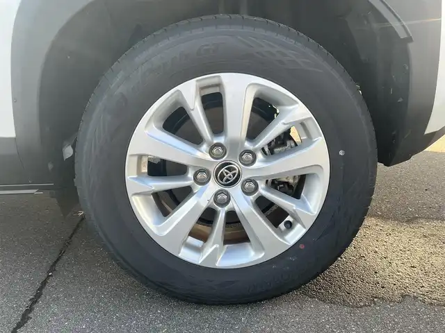 トヨタ ヤリスクロス ハイブリッド G 秋田県 2022(令4)年 3.8万km プラチナホワイトパールマイカ ４WD/衝突軽減システム/純正メモリナビ（BT/AM/FM/USB）/バックカメラ/トヨタ純正１６インチアルミ（夏タイヤ装着）/スマートキー/アイドリングストップ/プッシュスタート/クルーズコントロール追従走行有/レーンキープアシスト/コーナーセンサー/オートマチックハイビーム/ダウンヒルアシストコントロール/ステアリングスイッチ/ETC/ドライブレコーダー/センターデフロック/電動パーキングブレーキ/オートブレーキホールド機能/社外フロアマット/オートライト/オートエアコン/パワーステアリング/パワーウィンドウ/ヘッドライトレベライザー/横滑り防止/盗難防止装置/寒冷地仕様/電動格納ウィンカーミラー/スペアキー×１