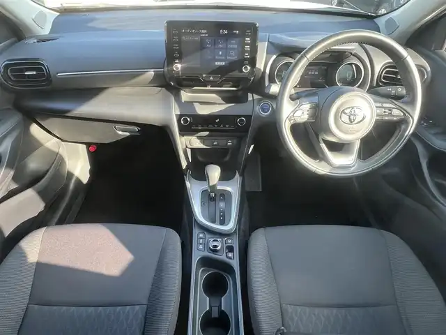 トヨタ ヤリスクロス ハイブリッド G 秋田県 2022(令4)年 3.8万km プラチナホワイトパールマイカ ４WD/衝突軽減システム/純正メモリナビ（BT/AM/FM/USB）/バックカメラ/トヨタ純正１６インチアルミ（夏タイヤ装着）/スマートキー/アイドリングストップ/プッシュスタート/クルーズコントロール追従走行有/レーンキープアシスト/コーナーセンサー/オートマチックハイビーム/ダウンヒルアシストコントロール/ステアリングスイッチ/ETC/ドライブレコーダー/センターデフロック/電動パーキングブレーキ/オートブレーキホールド機能/社外フロアマット/オートライト/オートエアコン/パワーステアリング/パワーウィンドウ/ヘッドライトレベライザー/横滑り防止/盗難防止装置/寒冷地仕様/電動格納ウィンカーミラー/スペアキー×１