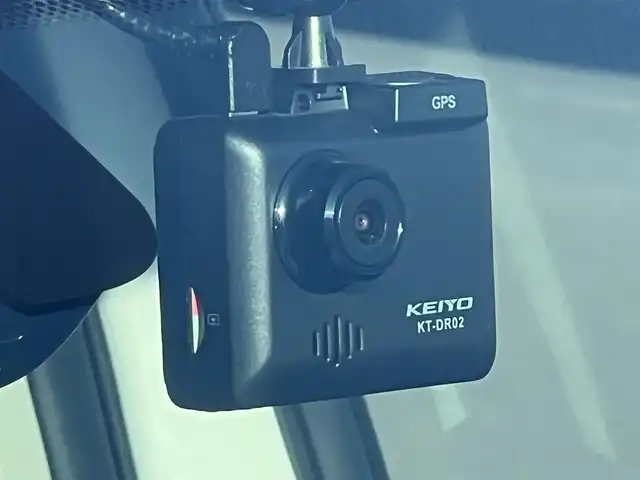 トヨタ ヤリスクロス ハイブリッド G 秋田県 2022(令4)年 3.8万km プラチナホワイトパールマイカ ４WD/衝突軽減システム/純正メモリナビ（BT/AM/FM/USB）/バックカメラ/トヨタ純正１６インチアルミ（夏タイヤ装着）/スマートキー/アイドリングストップ/プッシュスタート/クルーズコントロール追従走行有/レーンキープアシスト/コーナーセンサー/オートマチックハイビーム/ダウンヒルアシストコントロール/ステアリングスイッチ/ETC/ドライブレコーダー/センターデフロック/電動パーキングブレーキ/オートブレーキホールド機能/社外フロアマット/オートライト/オートエアコン/パワーステアリング/パワーウィンドウ/ヘッドライトレベライザー/横滑り防止/盗難防止装置/寒冷地仕様/電動格納ウィンカーミラー/スペアキー×１