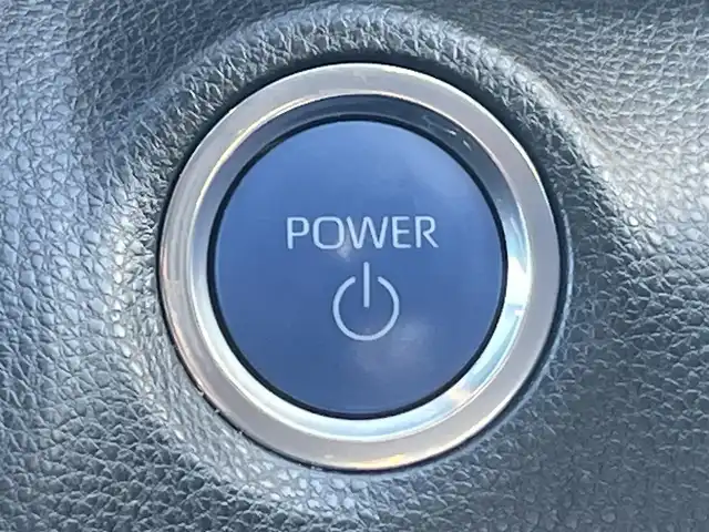 トヨタ ヤリスクロス ハイブリッド G 秋田県 2022(令4)年 3.8万km プラチナホワイトパールマイカ ４WD/衝突軽減システム/純正メモリナビ（BT/AM/FM/USB）/バックカメラ/トヨタ純正１６インチアルミ（夏タイヤ装着）/スマートキー/アイドリングストップ/プッシュスタート/クルーズコントロール追従走行有/レーンキープアシスト/コーナーセンサー/オートマチックハイビーム/ダウンヒルアシストコントロール/ステアリングスイッチ/ETC/ドライブレコーダー/センターデフロック/電動パーキングブレーキ/オートブレーキホールド機能/社外フロアマット/オートライト/オートエアコン/パワーステアリング/パワーウィンドウ/ヘッドライトレベライザー/横滑り防止/盗難防止装置/寒冷地仕様/電動格納ウィンカーミラー/スペアキー×１