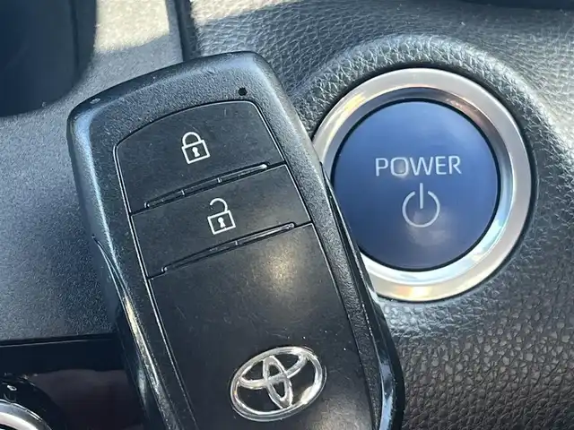 トヨタ ヤリスクロス ハイブリッド G 秋田県 2022(令4)年 3.8万km プラチナホワイトパールマイカ ４WD/衝突軽減システム/純正メモリナビ（BT/AM/FM/USB）/バックカメラ/トヨタ純正１６インチアルミ（夏タイヤ装着）/スマートキー/アイドリングストップ/プッシュスタート/クルーズコントロール追従走行有/レーンキープアシスト/コーナーセンサー/オートマチックハイビーム/ダウンヒルアシストコントロール/ステアリングスイッチ/ETC/ドライブレコーダー/センターデフロック/電動パーキングブレーキ/オートブレーキホールド機能/社外フロアマット/オートライト/オートエアコン/パワーステアリング/パワーウィンドウ/ヘッドライトレベライザー/横滑り防止/盗難防止装置/寒冷地仕様/電動格納ウィンカーミラー/スペアキー×１