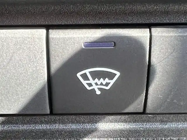 トヨタ ヤリスクロス ハイブリッド G 秋田県 2022(令4)年 3.8万km プラチナホワイトパールマイカ ４WD/衝突軽減システム/純正メモリナビ（BT/AM/FM/USB）/バックカメラ/トヨタ純正１６インチアルミ（夏タイヤ装着）/スマートキー/アイドリングストップ/プッシュスタート/クルーズコントロール追従走行有/レーンキープアシスト/コーナーセンサー/オートマチックハイビーム/ダウンヒルアシストコントロール/ステアリングスイッチ/ETC/ドライブレコーダー/センターデフロック/電動パーキングブレーキ/オートブレーキホールド機能/社外フロアマット/オートライト/オートエアコン/パワーステアリング/パワーウィンドウ/ヘッドライトレベライザー/横滑り防止/盗難防止装置/寒冷地仕様/電動格納ウィンカーミラー/スペアキー×１