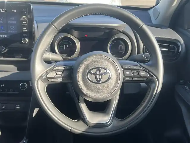 トヨタ ヤリスクロス ハイブリッド G 秋田県 2022(令4)年 3.8万km プラチナホワイトパールマイカ ４WD/衝突軽減システム/純正メモリナビ（BT/AM/FM/USB）/バックカメラ/トヨタ純正１６インチアルミ（夏タイヤ装着）/スマートキー/アイドリングストップ/プッシュスタート/クルーズコントロール追従走行有/レーンキープアシスト/コーナーセンサー/オートマチックハイビーム/ダウンヒルアシストコントロール/ステアリングスイッチ/ETC/ドライブレコーダー/センターデフロック/電動パーキングブレーキ/オートブレーキホールド機能/社外フロアマット/オートライト/オートエアコン/パワーステアリング/パワーウィンドウ/ヘッドライトレベライザー/横滑り防止/盗難防止装置/寒冷地仕様/電動格納ウィンカーミラー/スペアキー×１