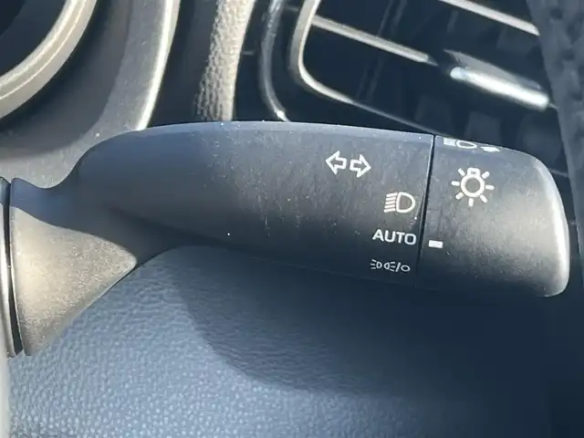 トヨタ ヤリスクロス ハイブリッド G 秋田県 2022(令4)年 3.8万km プラチナホワイトパールマイカ ４WD/衝突軽減システム/純正メモリナビ（BT/AM/FM/USB）/バックカメラ/トヨタ純正１６インチアルミ（夏タイヤ装着）/スマートキー/アイドリングストップ/プッシュスタート/クルーズコントロール追従走行有/レーンキープアシスト/コーナーセンサー/オートマチックハイビーム/ダウンヒルアシストコントロール/ステアリングスイッチ/ETC/ドライブレコーダー/センターデフロック/電動パーキングブレーキ/オートブレーキホールド機能/社外フロアマット/オートライト/オートエアコン/パワーステアリング/パワーウィンドウ/ヘッドライトレベライザー/横滑り防止/盗難防止装置/寒冷地仕様/電動格納ウィンカーミラー/スペアキー×１