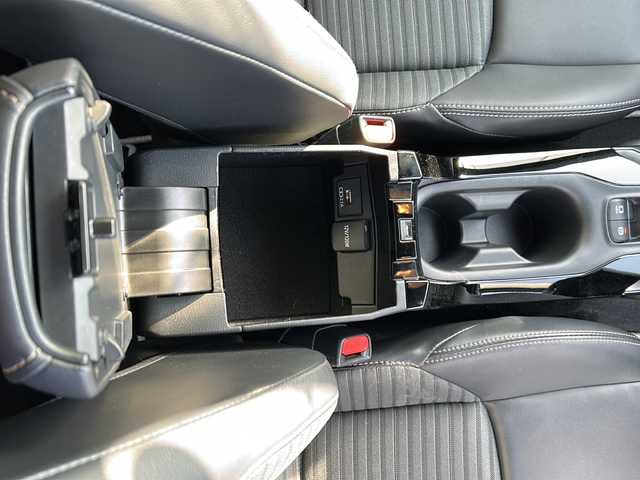 トヨタ カローラツーリング ハイブリッド ダブルバイビー 茨城県 2021(令3)年 2.1万km プラチナホワイトパールマイカ フルタイム４WD/寒冷地仕様/純正ディスプレイオーディオ/Bluetooth/USB接続あり/トヨタセーフティセンス/・プリクラッシュセーフティ/・レーントレーシングアシスト/・レーダークルーズコントロール/・オートマチックハイビーム/・ロードサインアシスト/・先行者発進アラーム/プッシュスタート/スマートキー×2/ビルトインETC/ハーフレザーシート/前席シートヒーター/フロントワイパーデアイサー/ステアリングヒーター/オートライト/LEDヘッドライト/純正17インチAW