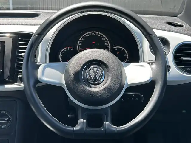 フォルクスワーゲン ザ・ビートル デザイン 福岡県 2015(平27)年 4.5万km ピュアホワイト クルーズコントロール　/社外メモリナビ　/バックカメラ/Ｂｌｕｅｔｏｏｔｈ　/ＣＤ／ＤＶＤ　/ＨＩＤライト　/フロントフォグランプ　/リアフォグランプ　/センターコンソール　/キーレスキー　/純正１６インチアルミホイール