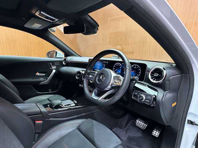メルセデス・ベンツ Ａ１８０ セダン スタイル AMGライン 千葉県 2020(令2)年 0.4万km デジタルホワイト レーダーセーフティＰＫＧ　/サンルーフ　/純正ナビ　/バックカメラ　/ハーフレザーシート　/パワーシート　/シートヒーター　/ＬＥＤヘッドライト