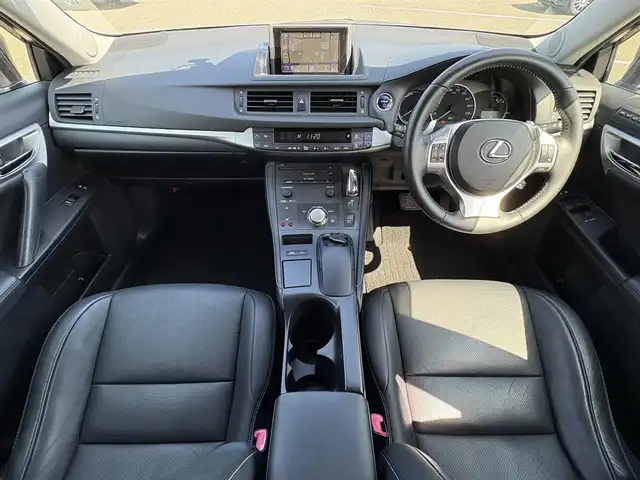 レクサス ＣＴ 200h バージョンL 大分県 2013(平25)年 8万km ブラックオパールマイカ ・ナビ(CD/DVD/USB/AUX/BT)/・フルセグテレビ/・バックカメラ/・プリクラッシュセーフティ/・コーナーセンサー/・レーダークルーズコントロール/・ETC/・ドライブレコーダー/・パワーシート/・シートメモリー/・シートヒーター/・パドルシフト/・スマートキー/・プッシュスタートボタン