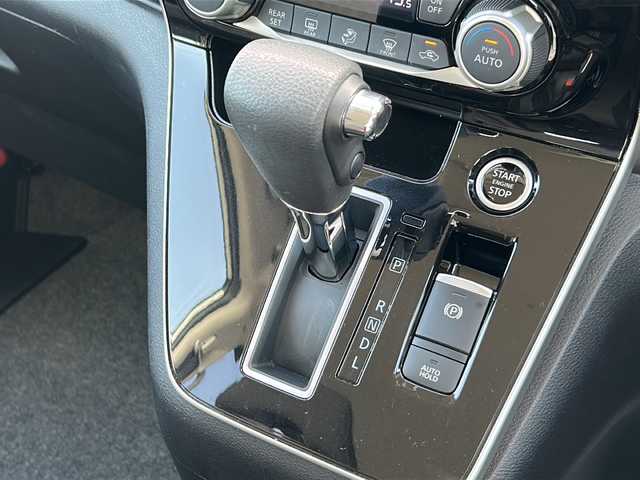 日産 セレナ ハイウェイスター V 三重県 2020(令2)年 4.7万km ブリリアントホワイトパール 社外ナビ /全周囲カメラ/BSM /デジタルインナーミラー /ETC /プロパイロット /両側パワースライドドア/前後コーナーセンサー /USB給電ポート /レーダークルーズコントロール /衝突軽減ブレーキ/革巻きステアリング /ステアリングスイッチ/リアサンシェード/LEDヘッドライト /オートライト/電動格納ミラー/禁煙車