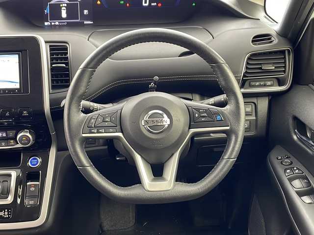 日産 セレナ e－パワー ハイウェイスター V 兵庫県 2018(平30)年 3.6万km ミントホワイトP ナビ/　(CD/DVD/Bluetooth )/フルセグTV/アラウンドビューモニター/フリップダウンモニター/ETC/ステアリングスイッチ/ステアリングヒーター/プロパイロット/衝突軽減ブレーキ/車線逸脱防止支援/前後ソナー/プッシュエンジンスタート/スマートキー/両側パワースライドドア/前席シートヒーター/リア席サイドサンシェード/純正フロアマット/オートライト/LEDヘッドライト/フォグランプ/ウィンカー付き電動格納ミラー/ドアバイザー/ダブル＆サイド＆カーテンエアバック
