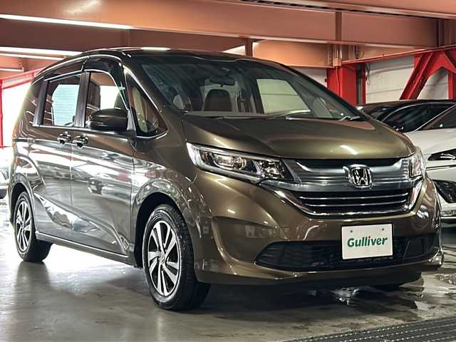 ホンダ フリード＋ ハイブリット EX 静岡県 2016(平28)年 14万km マンダリンゴールドM 純正ナビ/・FM/・AM/・CD/DVD/・USB/・iPod/・Bluetooth/・スマートフォン連携/・フルセグTV/・HDMI/ホンダセンシング/●衝突軽減ブレーキ〈CMBS〉/●誤発進抑制機能/●ACC〈アダプティブ・クルーズ・コントロール〉/●LKAS〈車線維持支援システム〉/●歩行者事故低減ステアリング/●路外逸脱抑制機能/●先行車発進お知らせ機能/●標識認識機能/主要装備/・バックカメラ/・ＬＥＤヘッドライト/・両側パワースライドドア/・運転席+助手席シートヒーター/・横滑り防止装置/・ＥＴＣ/・オートライト/・追従クルコン/・サイドカーテンエアバッグ
