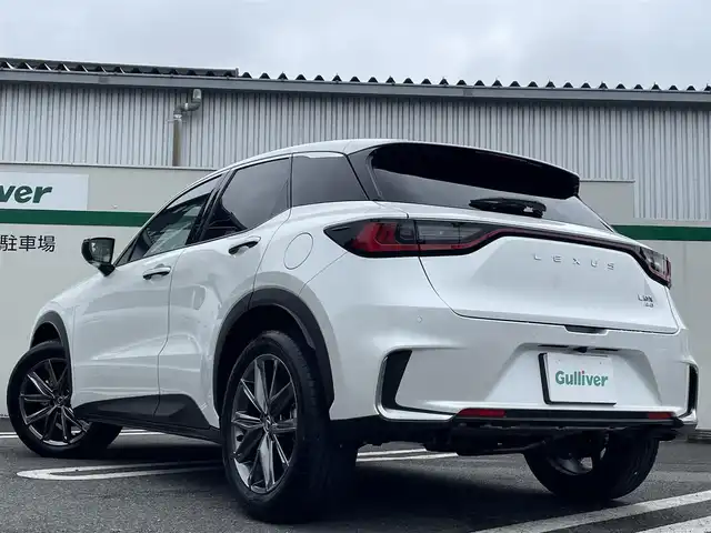 レクサス ＬＢＸ リラックス 東京都 2024(令6)年 0.6万km ソニッククォーツ ワンオーナー/Lexus Safety Systemu+/純正9.8インチディスプレイオーディオ/　（コネクティッドナビ対応・Bluetooth・Miracast）/パノラミックビューモニター/カラーヘッドアップディスプレイ/アドバンスドパーク/純正OP前後ドライブレコーダー/おくだけ充電/アクセサリーコンセントAC100V1500W/セミアニリン茶革シート/前席シートヒーター/運転席8Way調整式パワーシート/ステアリングヒーター/寒冷地仕様/ブラインドスポットモニター/LEDヘッドライト/LEDフォグライト/クリアランスソナー/パワーバックドア/スマートキー/保証書/取扱説明書