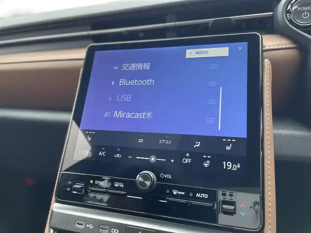 レクサス ＬＢＸ リラックス 東京都 2024(令6)年 0.6万km ソニッククォーツ ワンオーナー/Lexus Safety Systemu+/純正9.8インチディスプレイオーディオ/　（コネクティッドナビ対応・Bluetooth・Miracast）/パノラミックビューモニター/カラーヘッドアップディスプレイ/アドバンスドパーク/純正OP前後ドライブレコーダー/おくだけ充電/アクセサリーコンセントAC100V1500W/セミアニリン茶革シート/前席シートヒーター/運転席8Way調整式パワーシート/ステアリングヒーター/寒冷地仕様/ブラインドスポットモニター/LEDヘッドライト/LEDフォグライト/クリアランスソナー/パワーバックドア/スマートキー/保証書/取扱説明書