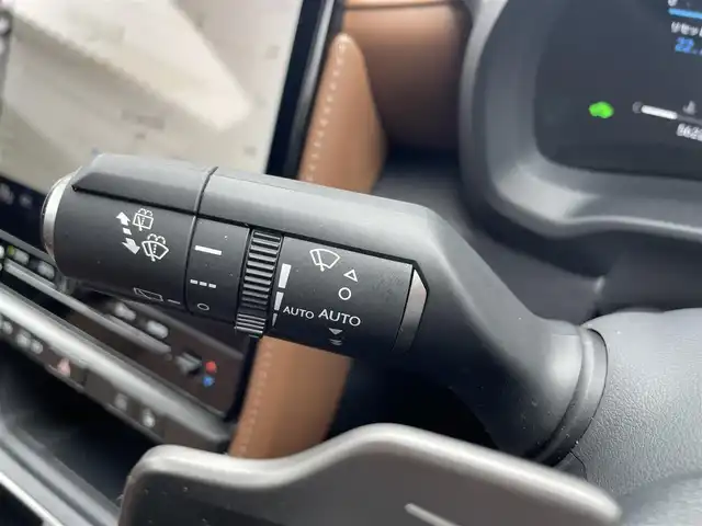 レクサス ＬＢＸ リラックス 東京都 2024(令6)年 0.6万km ソニッククォーツ ワンオーナー/Lexus Safety Systemu+/純正9.8インチディスプレイオーディオ/　（コネクティッドナビ対応・Bluetooth・Miracast）/パノラミックビューモニター/カラーヘッドアップディスプレイ/アドバンスドパーク/純正OP前後ドライブレコーダー/おくだけ充電/アクセサリーコンセントAC100V1500W/セミアニリン茶革シート/前席シートヒーター/運転席8Way調整式パワーシート/ステアリングヒーター/寒冷地仕様/ブラインドスポットモニター/LEDヘッドライト/LEDフォグライト/クリアランスソナー/パワーバックドア/スマートキー/保証書/取扱説明書