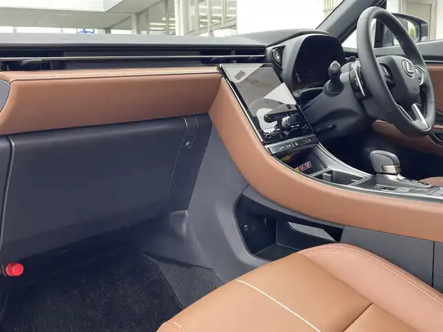 レクサス ＬＢＸ リラックス 東京都 2024(令6)年 0.6万km ソニッククォーツ ワンオーナー/Lexus Safety Systemu+/純正9.8インチディスプレイオーディオ/　（コネクティッドナビ対応・Bluetooth・Miracast）/パノラミックビューモニター/カラーヘッドアップディスプレイ/アドバンスドパーク/純正OP前後ドライブレコーダー/おくだけ充電/アクセサリーコンセントAC100V1500W/セミアニリン茶革シート/前席シートヒーター/運転席8Way調整式パワーシート/ステアリングヒーター/寒冷地仕様/ブラインドスポットモニター/LEDヘッドライト/LEDフォグライト/クリアランスソナー/パワーバックドア/スマートキー/保証書/取扱説明書