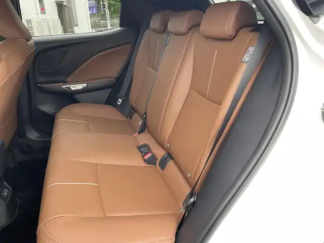 レクサス ＬＢＸ リラックス 東京都 2024(令6)年 0.6万km ソニッククォーツ ワンオーナー/Lexus Safety Systemu+/純正9.8インチディスプレイオーディオ/　（コネクティッドナビ対応・Bluetooth・Miracast）/パノラミックビューモニター/カラーヘッドアップディスプレイ/アドバンスドパーク/純正OP前後ドライブレコーダー/おくだけ充電/アクセサリーコンセントAC100V1500W/セミアニリン茶革シート/前席シートヒーター/運転席8Way調整式パワーシート/ステアリングヒーター/寒冷地仕様/ブラインドスポットモニター/LEDヘッドライト/LEDフォグライト/クリアランスソナー/パワーバックドア/スマートキー/保証書/取扱説明書