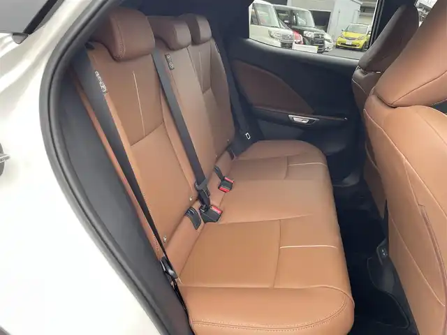 レクサス ＬＢＸ リラックス 東京都 2024(令6)年 0.6万km ソニッククォーツ ワンオーナー/Lexus Safety Systemu+/純正9.8インチディスプレイオーディオ/　（コネクティッドナビ対応・Bluetooth・Miracast）/パノラミックビューモニター/カラーヘッドアップディスプレイ/アドバンスドパーク/純正OP前後ドライブレコーダー/おくだけ充電/アクセサリーコンセントAC100V1500W/セミアニリン茶革シート/前席シートヒーター/運転席8Way調整式パワーシート/ステアリングヒーター/寒冷地仕様/ブラインドスポットモニター/LEDヘッドライト/LEDフォグライト/クリアランスソナー/パワーバックドア/スマートキー/保証書/取扱説明書