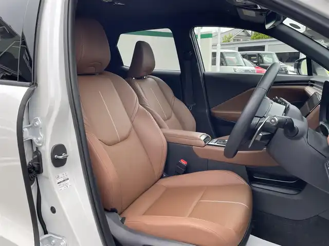 レクサス ＬＢＸ リラックス 東京都 2024(令6)年 0.6万km ソニッククォーツ ワンオーナー/Lexus Safety Systemu+/純正9.8インチディスプレイオーディオ/　（コネクティッドナビ対応・Bluetooth・Miracast）/パノラミックビューモニター/カラーヘッドアップディスプレイ/アドバンスドパーク/純正OP前後ドライブレコーダー/おくだけ充電/アクセサリーコンセントAC100V1500W/セミアニリン茶革シート/前席シートヒーター/運転席8Way調整式パワーシート/ステアリングヒーター/寒冷地仕様/ブラインドスポットモニター/LEDヘッドライト/LEDフォグライト/クリアランスソナー/パワーバックドア/スマートキー/保証書/取扱説明書