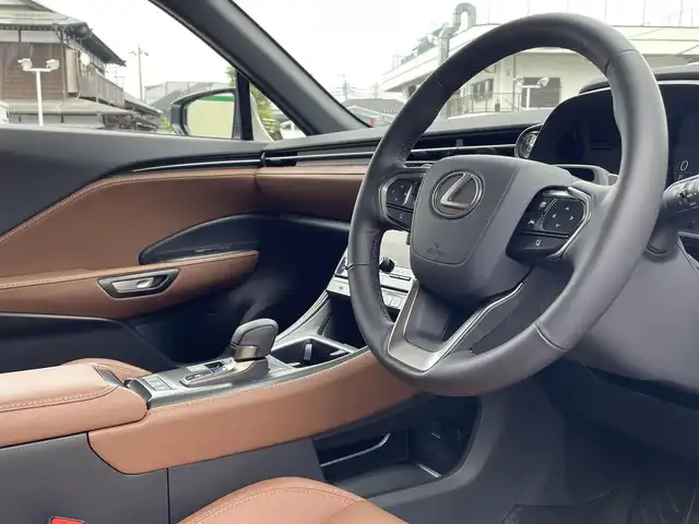 レクサス ＬＢＸ リラックス 東京都 2024(令6)年 0.6万km ソニッククォーツ ワンオーナー/Lexus Safety Systemu+/純正9.8インチディスプレイオーディオ/　（コネクティッドナビ対応・Bluetooth・Miracast）/パノラミックビューモニター/カラーヘッドアップディスプレイ/アドバンスドパーク/純正OP前後ドライブレコーダー/おくだけ充電/アクセサリーコンセントAC100V1500W/セミアニリン茶革シート/前席シートヒーター/運転席8Way調整式パワーシート/ステアリングヒーター/寒冷地仕様/ブラインドスポットモニター/LEDヘッドライト/LEDフォグライト/クリアランスソナー/パワーバックドア/スマートキー/保証書/取扱説明書
