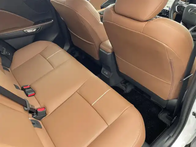レクサス ＬＢＸ リラックス 東京都 2024(令6)年 0.6万km ソニッククォーツ ワンオーナー/Lexus Safety Systemu+/純正9.8インチディスプレイオーディオ/　（コネクティッドナビ対応・Bluetooth・Miracast）/パノラミックビューモニター/カラーヘッドアップディスプレイ/アドバンスドパーク/純正OP前後ドライブレコーダー/おくだけ充電/アクセサリーコンセントAC100V1500W/セミアニリン茶革シート/前席シートヒーター/運転席8Way調整式パワーシート/ステアリングヒーター/寒冷地仕様/ブラインドスポットモニター/LEDヘッドライト/LEDフォグライト/クリアランスソナー/パワーバックドア/スマートキー/保証書/取扱説明書