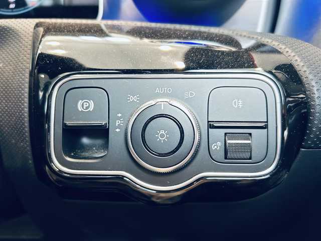 メルセデス・ベンツ ＣＬＡ２００ｄ AMGライン 大阪府 2020(令2)年 4.6万km ポーラホワイト レザーEXCP/アドバンスドP/レーダーセーフティP/ワンオーナー/サンルーフ/HUD/ACC/黒革/メモリ付きパワーシート/シートヒーター/純正ナビ/TV/360度カメラ/純正18インチAW/LEDヘッドライト/アンビエントライト/ブラインドスポット/ワイヤレス充電